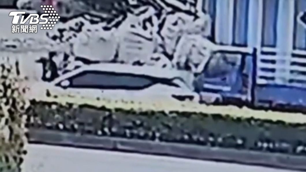 路旁的自小貨車駕駛突然開門。（圖／TVBS）