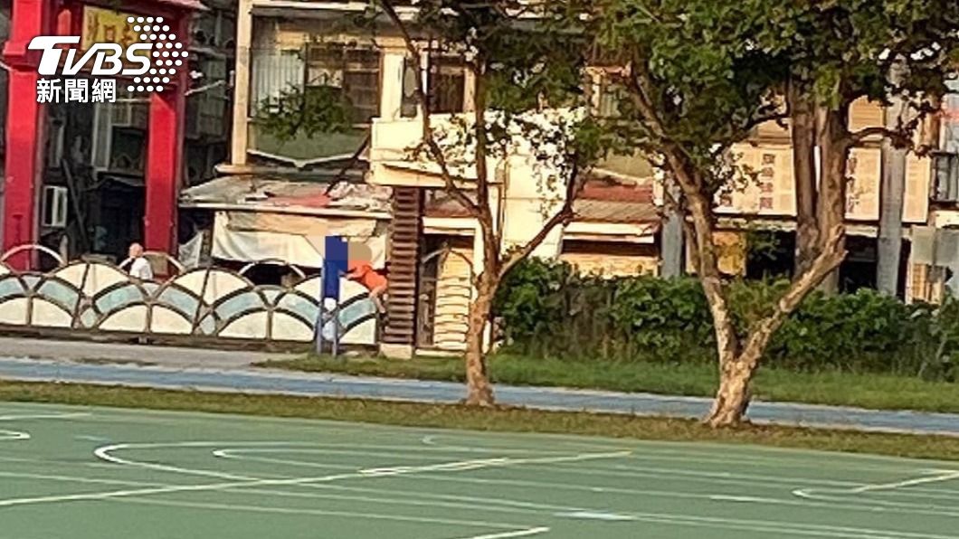 筋骨超軟Q爬牆<翻攝FB 梓官人>