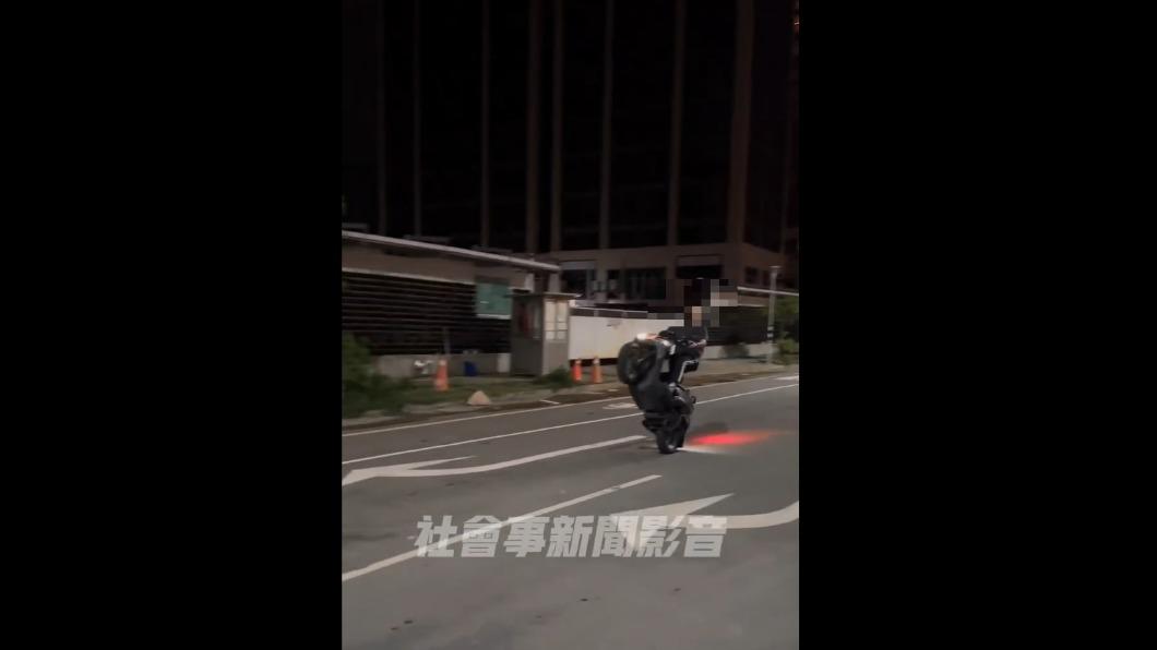新北驚見「飆車猴」！市區當賽道甩尾、翹孤輪　警要罰了