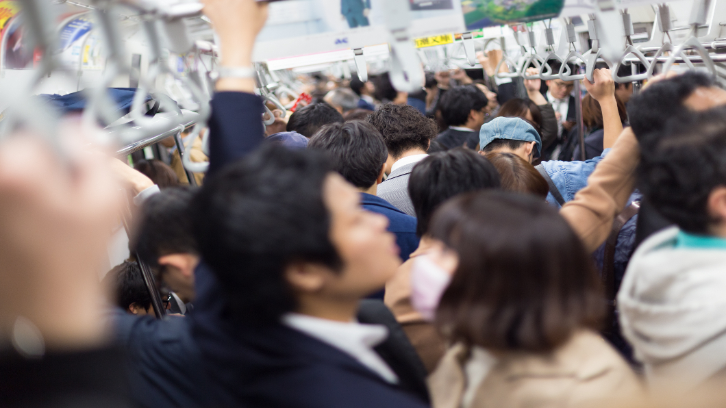 可坐著通勤!日本鐵路公司搶推付費「有料座位」