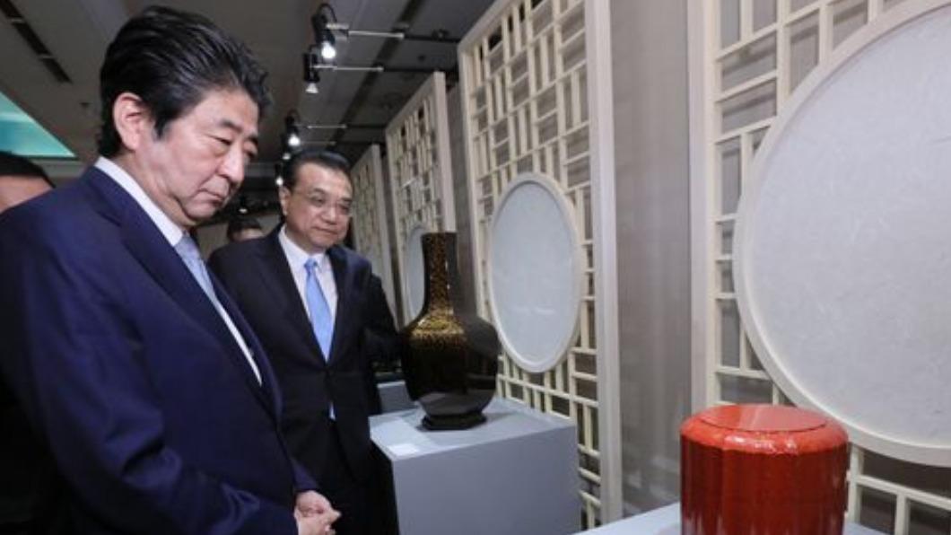 李克強訪日期間,安倍晉三曾與他一同參加在東京的中華文物展。(圖/翻攝自首相官邸網站)