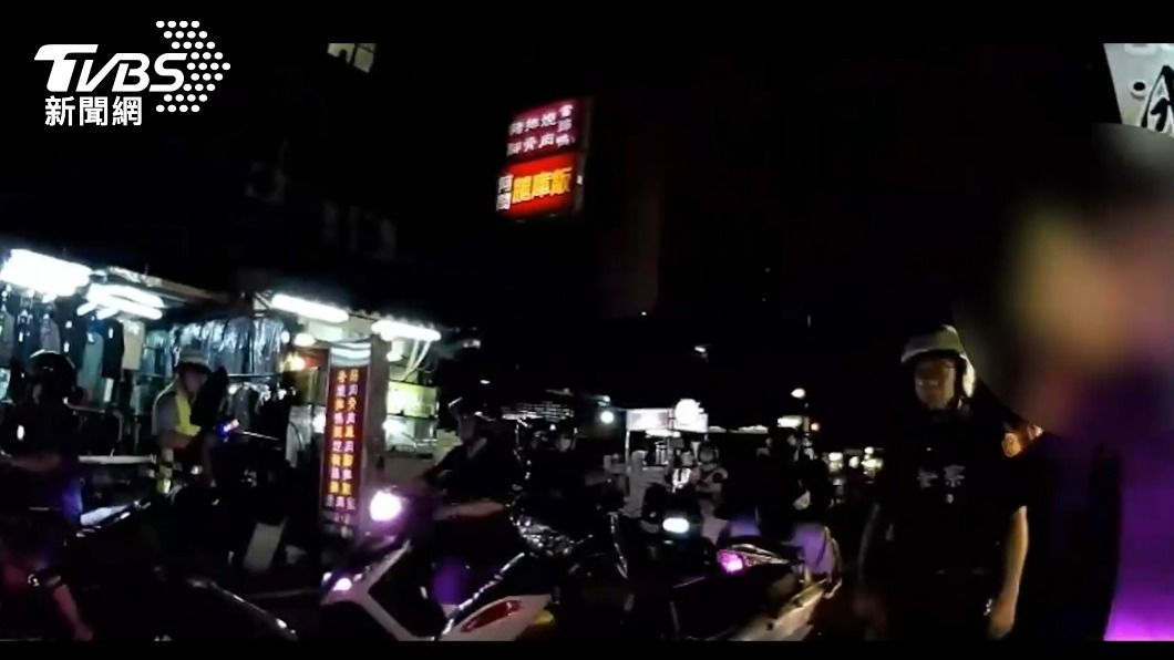 行車糾紛爆口角！新北2騎士當街亮玩具槍、搶攤販刀具對峙