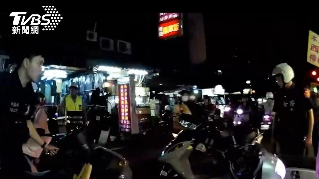 2名騎士發生行車糾紛後竟當街亮槍拿刀對峙,警方到場處理。(圖/TVBS)