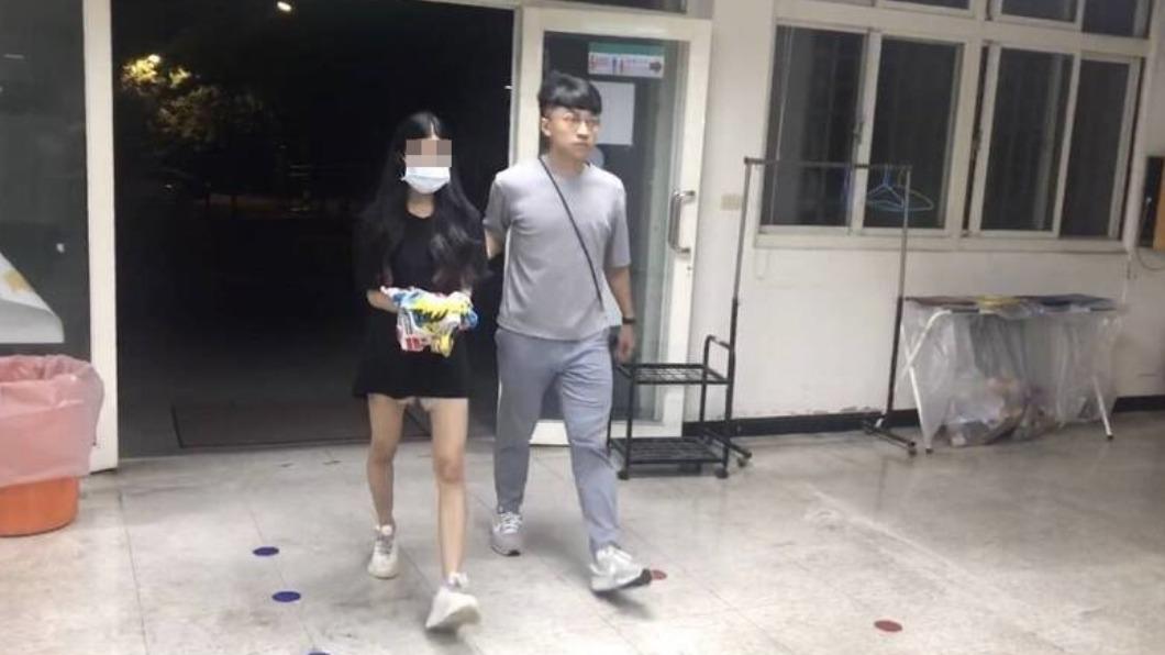 女大生遭警逮捕帶回。(圖/翻攝自畫面)