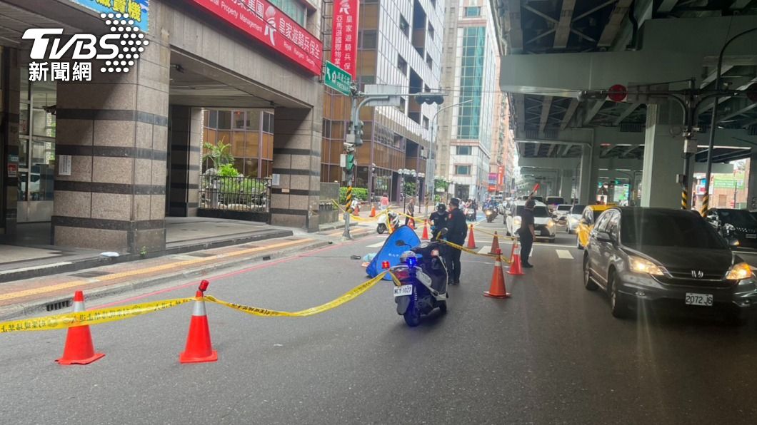 快訊/燒肉粽翻版!男中和墜樓砸到路過機車 女騎士慘摔送醫