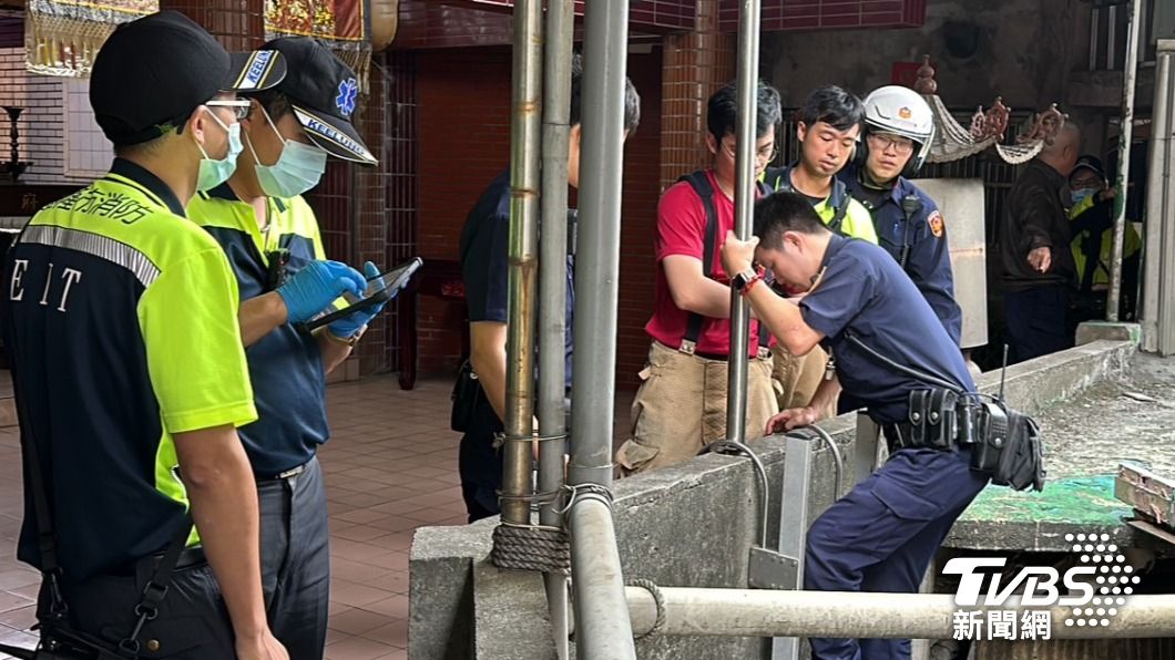 警方在消防人員的協助下,架梯進入頂樓,搜索嫌犯的蹤跡。(圖/TVBS)