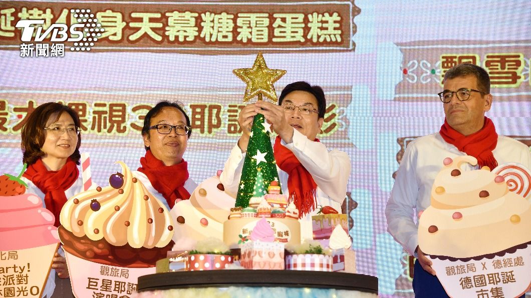 劉和然將星星插在耶誕樹上。(圖/胡瑞麒攝)