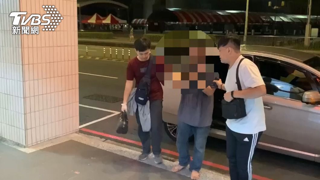 警方將柯姓搶匪帶回偵辦。（圖／TVBS）