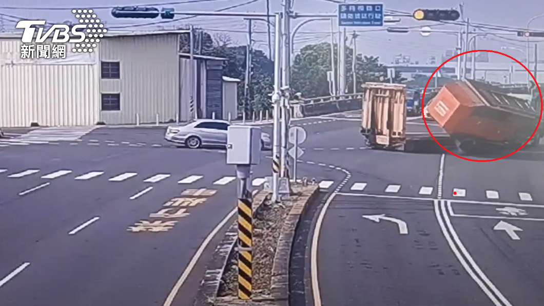 拖板車左轉「歪腰」！破土機右翻掉路口　轎車嚇壞急閃