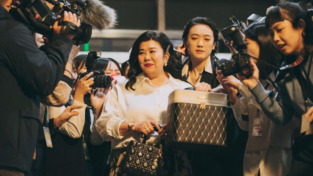 《惡女》邵雨薇化身新聞主播 與蛇蠍女諜對諜。(圖/CATCHPLAY提供)