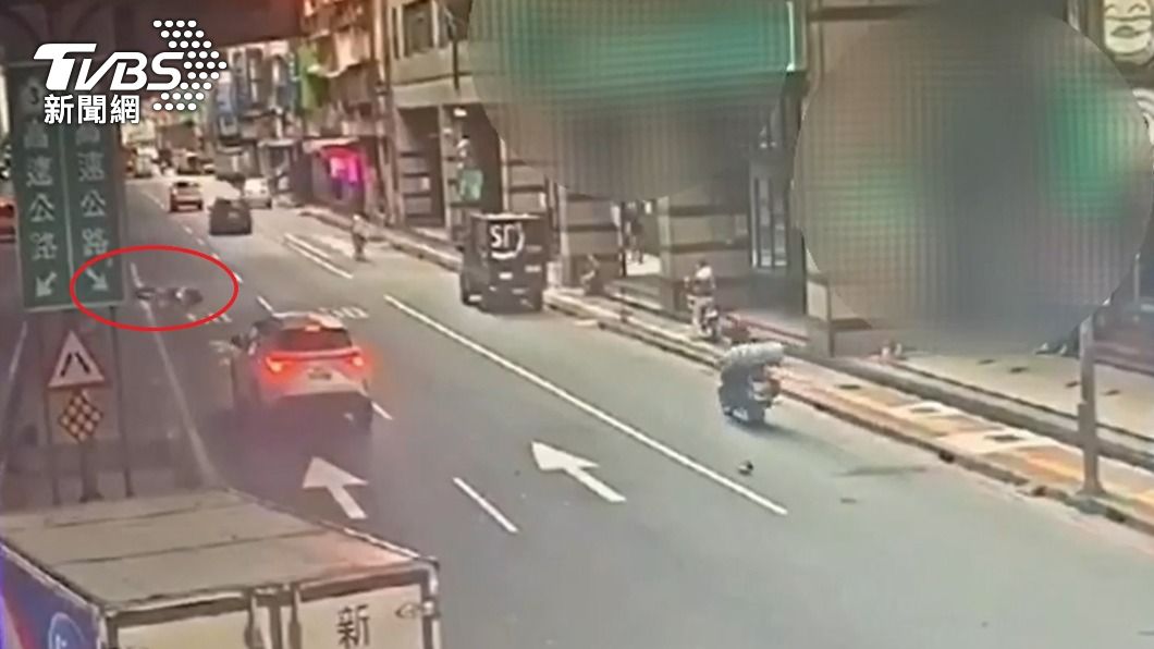 女騎士被墜樓男子波及後行車軌跡開始偏移,最後自撞分隔島慘摔。(圖/TVBS)