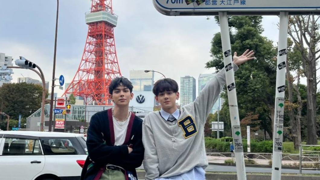 楊懿軒（左）、洪暐哲東京鐵塔前放閃。（圖／三立提供）
