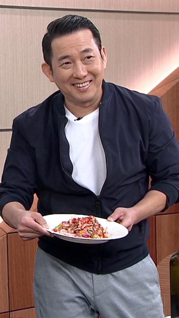 營養師現場示範如何製作健康菜,屈中恆現場協助料理。(圖/年代提供)