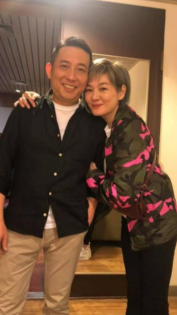 屈中恆和妻子Vicky婚姻幸福,常攜家帶眷一同出遊。(圖/年代提供)