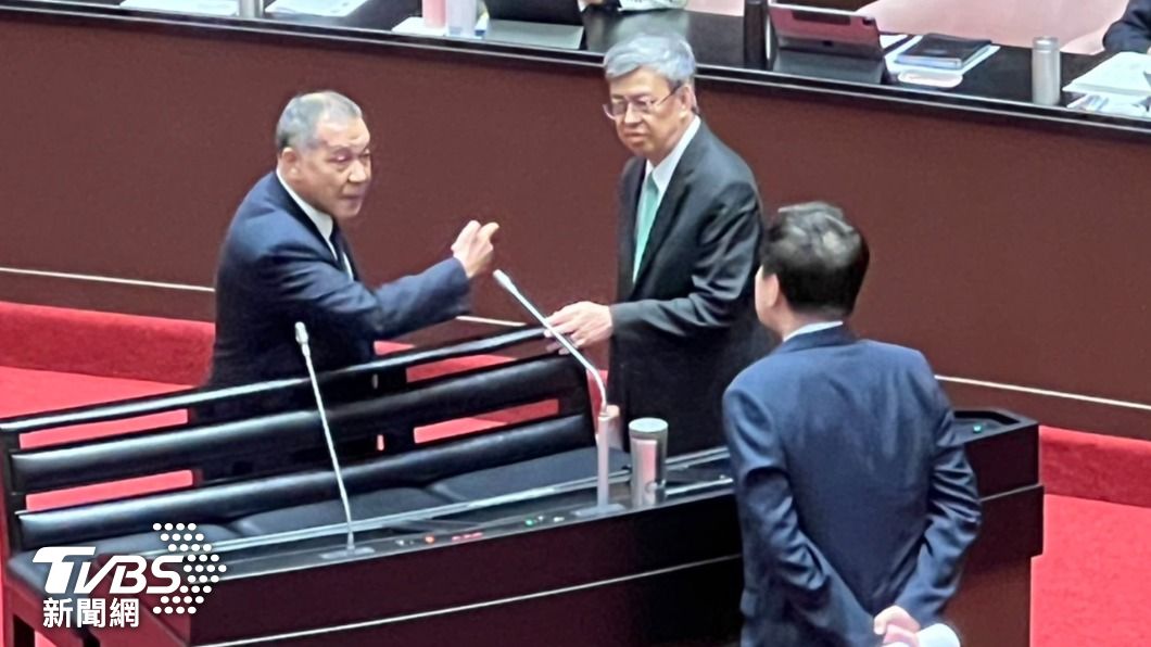 誰大聲！費鴻泰、邱國正「吵到快打架」　陳建仁急擋中間