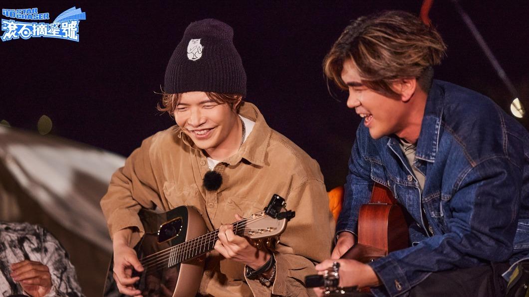 八三夭阿璞(左)、小橘在露營中齊唱經典歌曲。(圖/滾石提供)