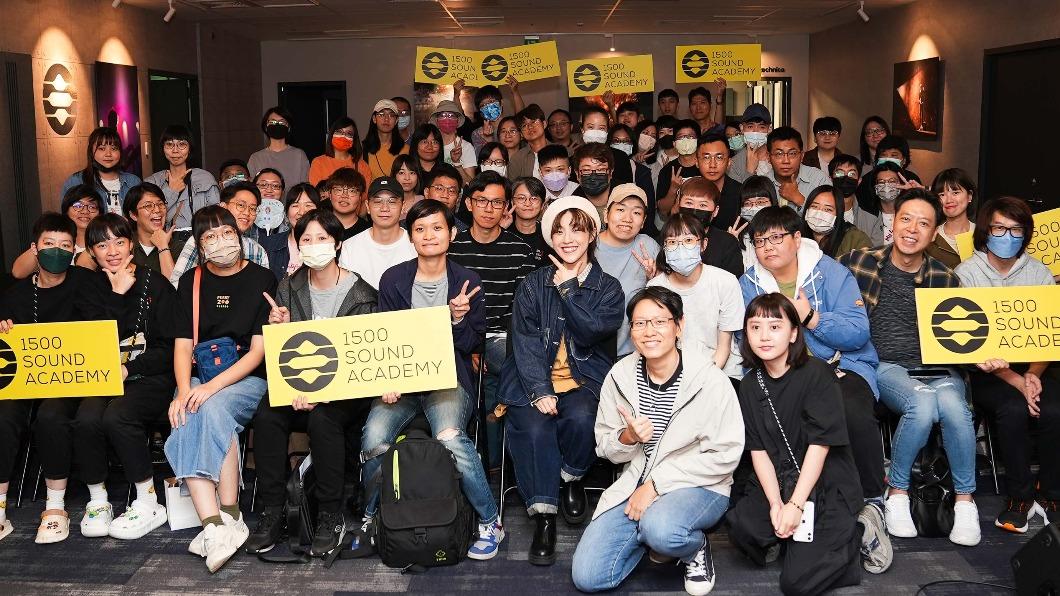 小球很開心可以和學員分享自己的創作心路歷程。(圖/1500聲量音創學院提供)