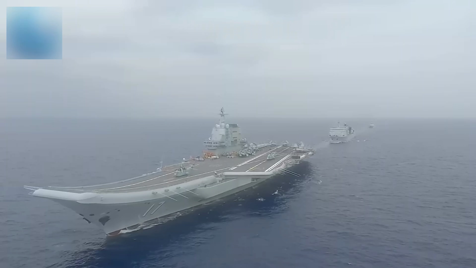 中共山東號航空母艦編隊群10月26日穿越巴士海峽,同時有5艘護衛艦、1艘補給艦,疑似還有1艘潛艇在內組成,罕見大編隊在西太平洋,進行起降作業。(圖/翻攝自微博CCTV)