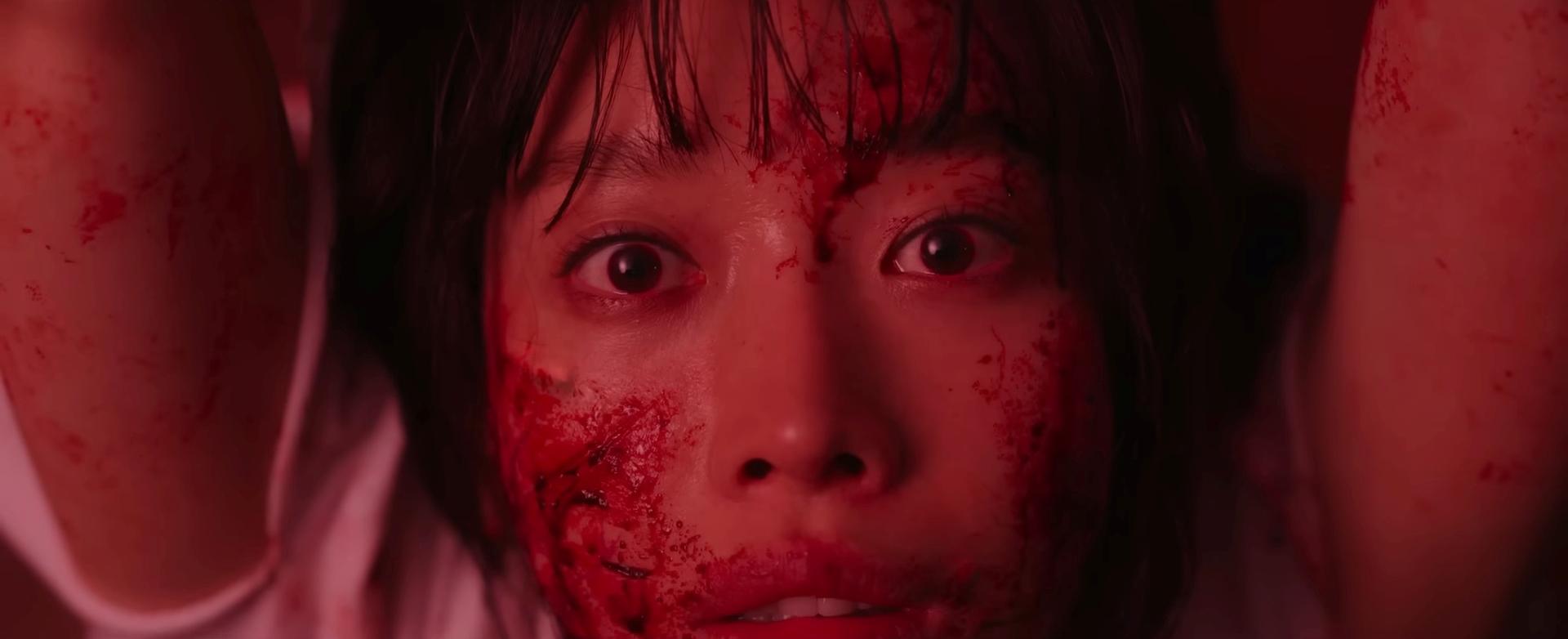 裵尹振臉上、眼中有不明物竄動。(圖/翻攝自華映YouTube)