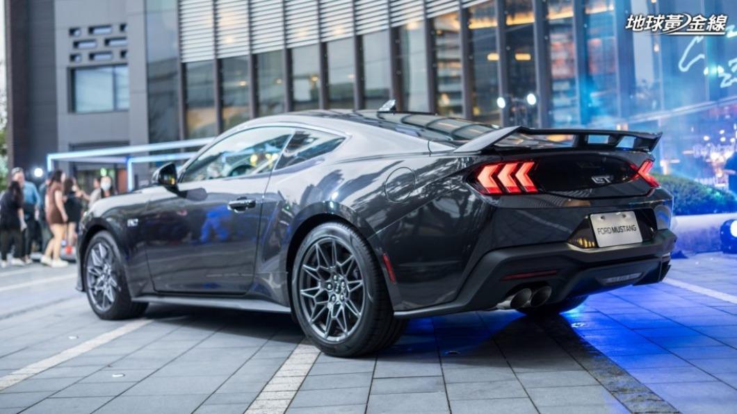 Mustang車系經典的鯊魚頭設計、三道燈條尾燈。（圖／地球黃金線）
