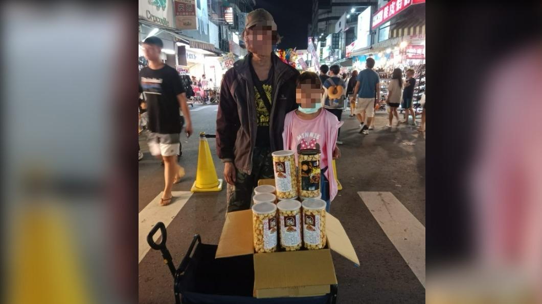 嘉義癌父帶女兒擺攤賣爆米花 背後真相惹哭萬名網友