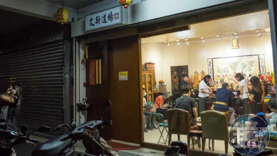 王聲文除了是獸醫師,也是神明的乩身,他開的「文新道場」是全台唯一專門幫寵物辦事的道場。(圖/鏡週刊)