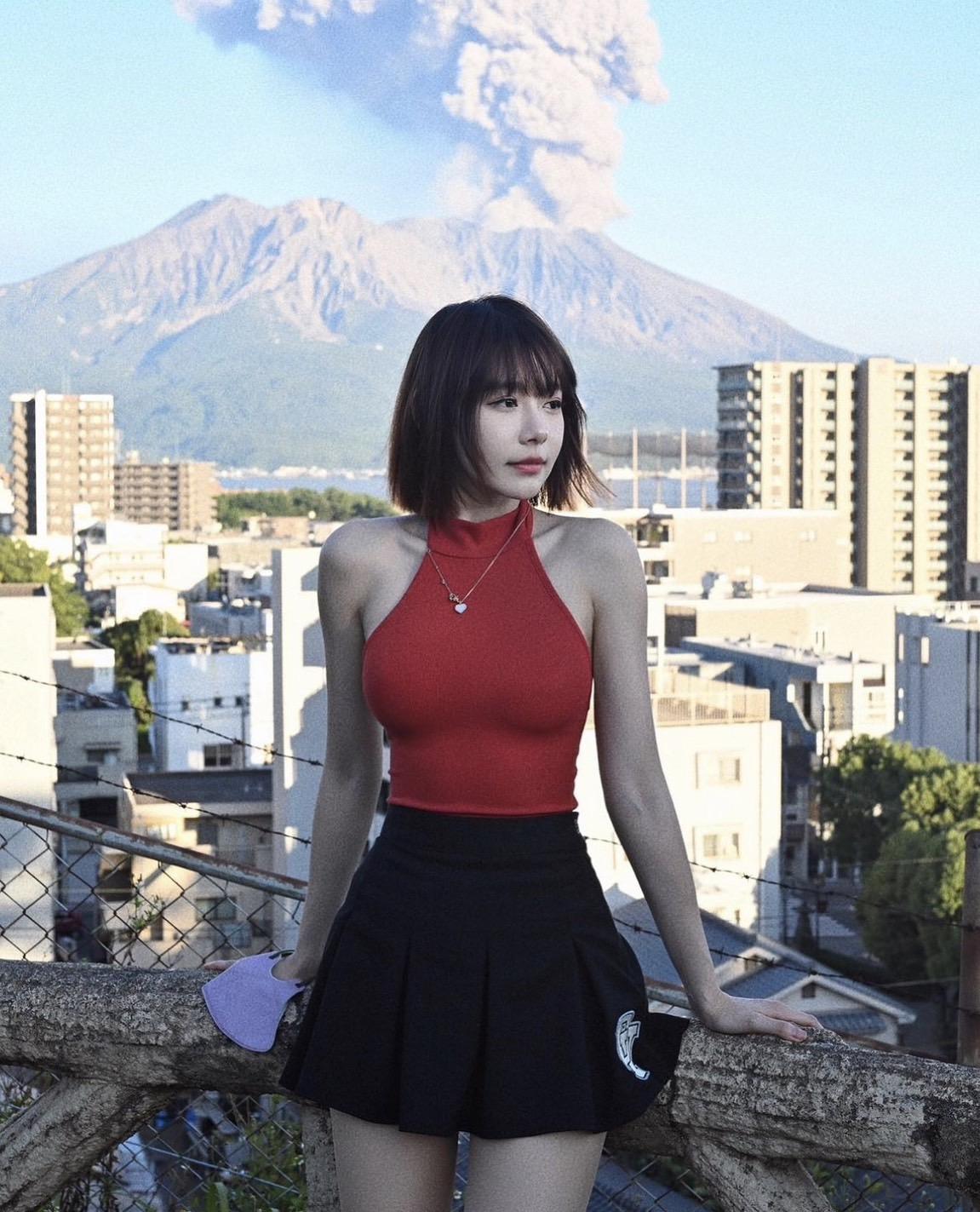 林明禎與火山合影。(圖/翻攝自林明禎IG)