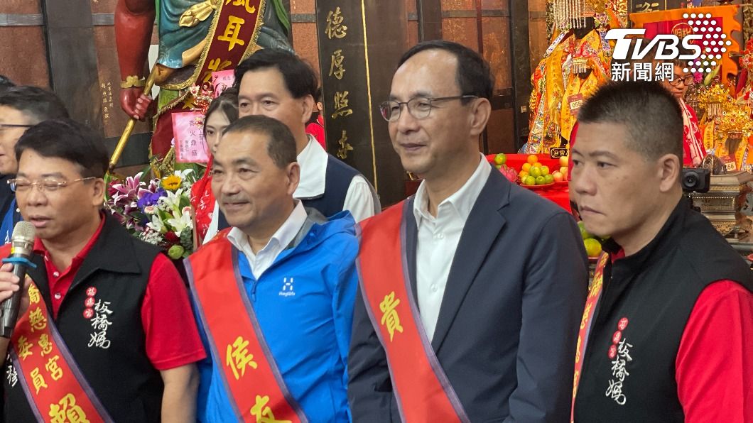 朱立倫今日與侯友宜赴板橋慈惠宮參加「2023北台灣媽祖文化節－媽祖巡安會香祈福」。（圖／國民黨提供）