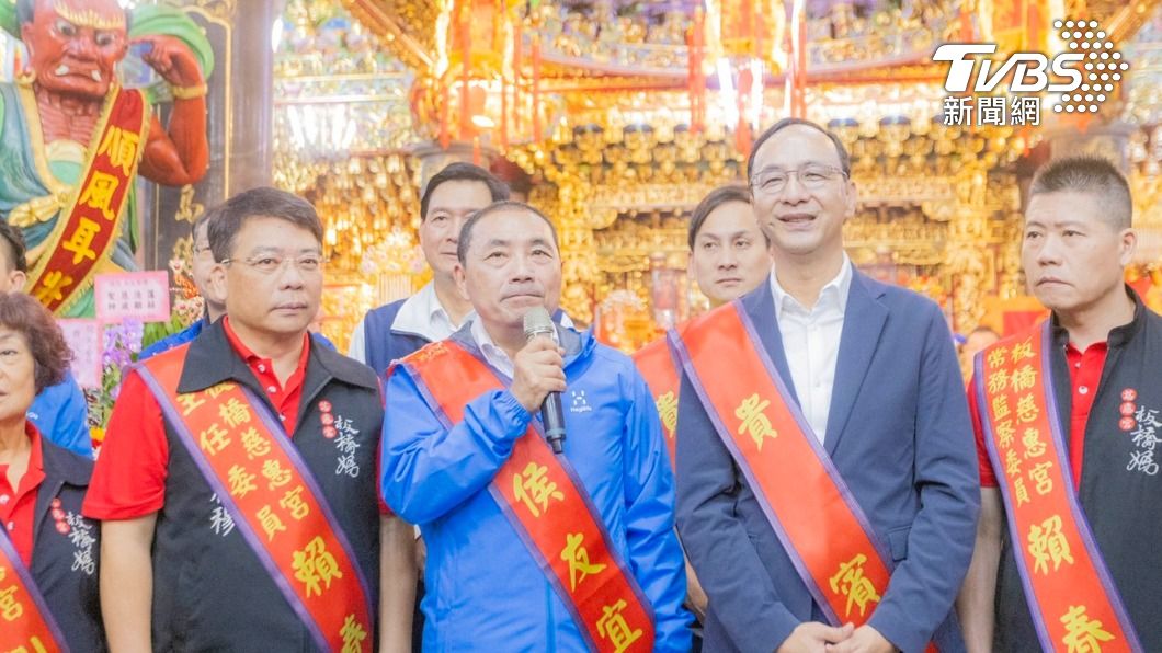 朱立倫今日與侯友宜赴板橋慈惠宮參加「2023北台灣媽祖文化節-媽祖巡安會香祈福」。(圖/侯友宜競辦提供)