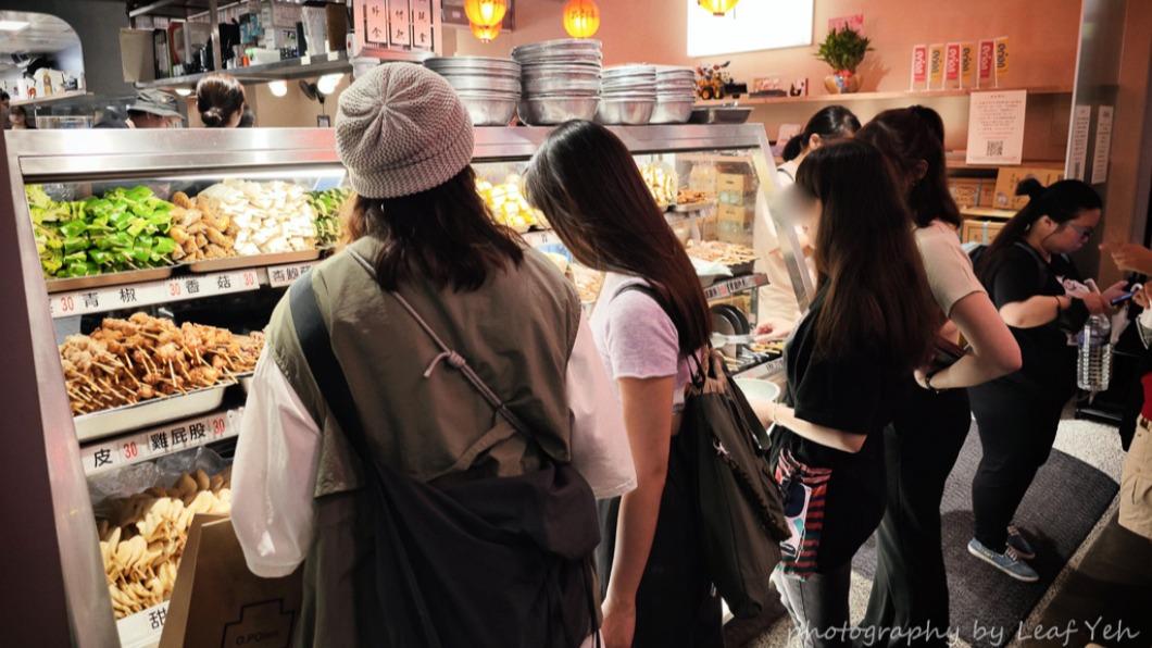 夾取食材前,要先掃QR Code線上預約號碼排隊。(圖/葉影瓶像提供)