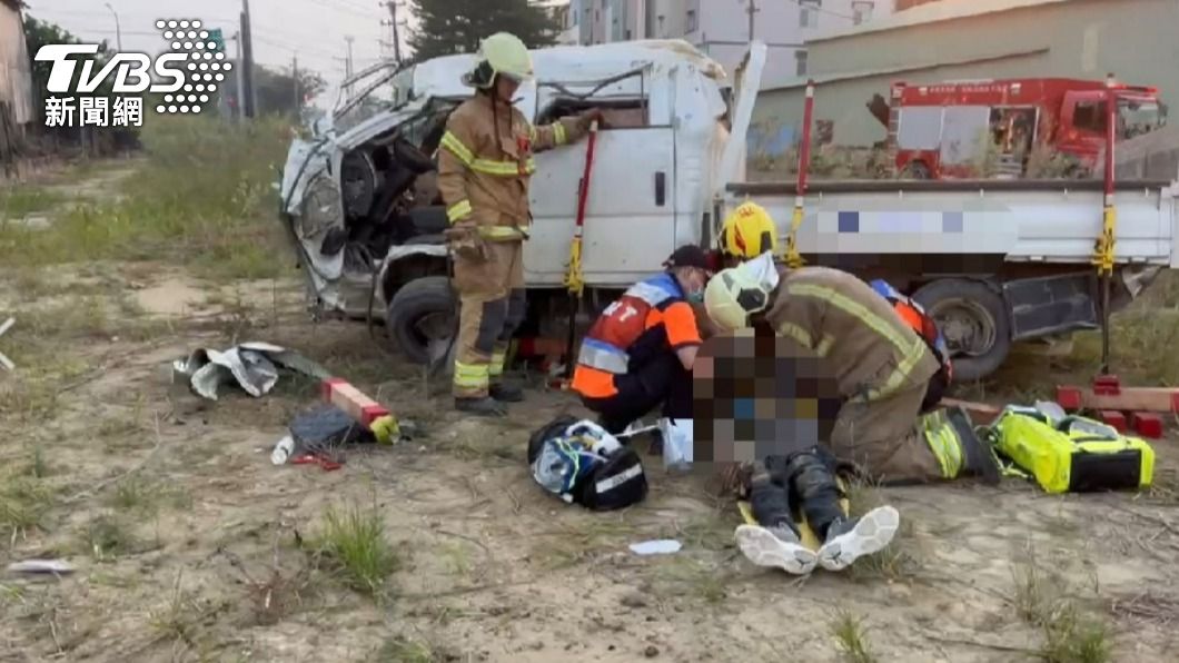 台南離奇車禍!小貨車自撞護墩 駕駛噴飛車底「活活壓死」