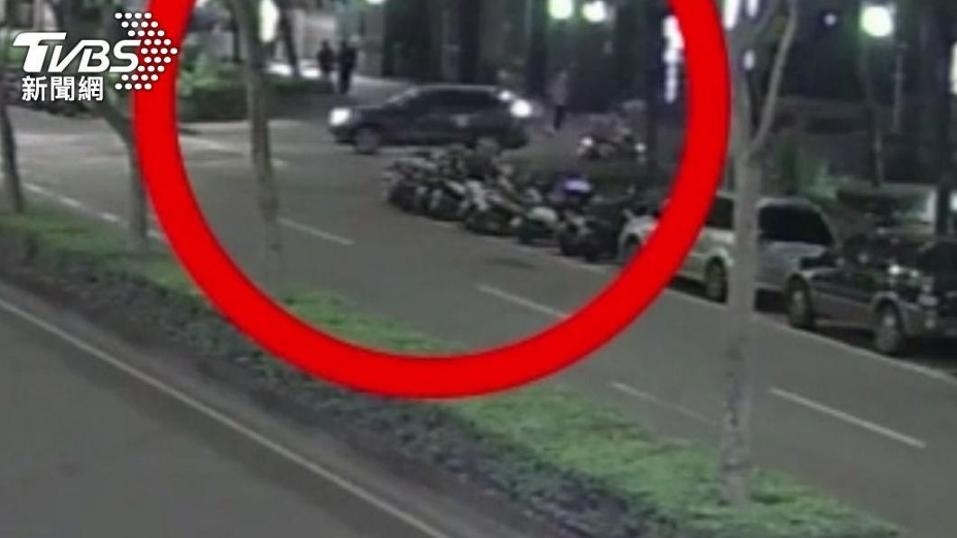 夏男襲胸後開車逃離現場。（圖／TVBS）