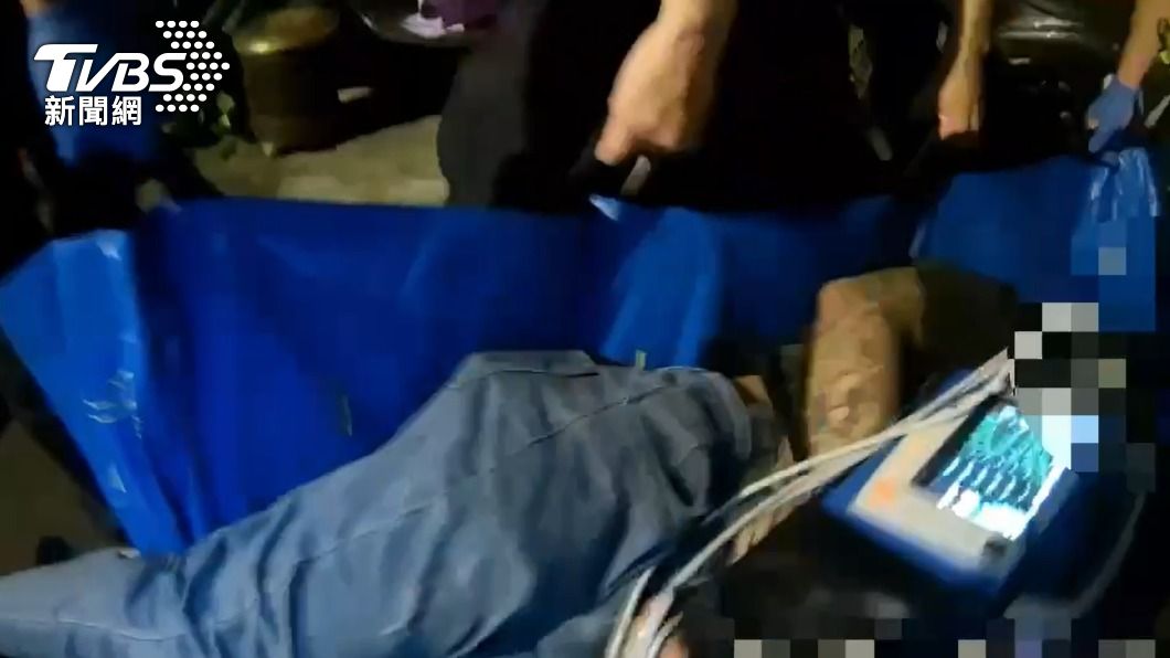 警員及時幫朱男做CPR，送醫後已恢復呼吸心跳。（圖／TVBS）