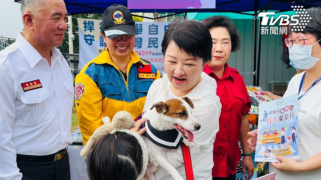 盧市長抱搜救犬和民眾互動。(圖/陳祁 攝)