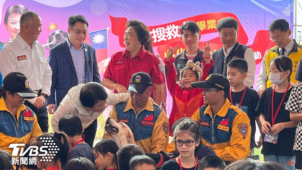 盧市長拍李姓領犬員的肩膀關心。(圖/陳祁 攝)