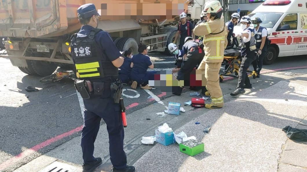 快訊/高雄女騎YouBike遭砂石車輾過 命危搶救中