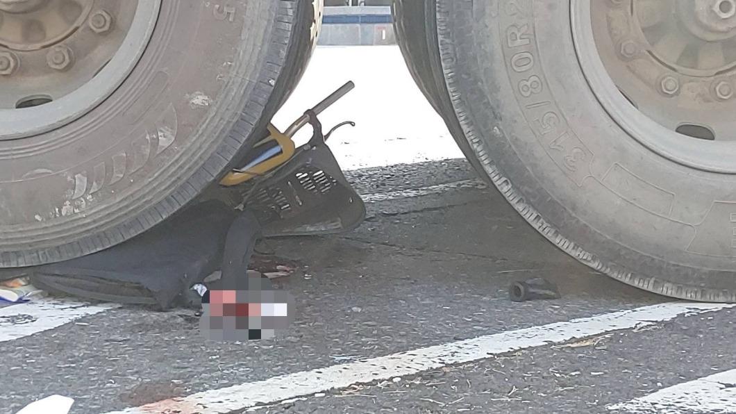 人車卡在砂石車車底。（圖／民眾提供）