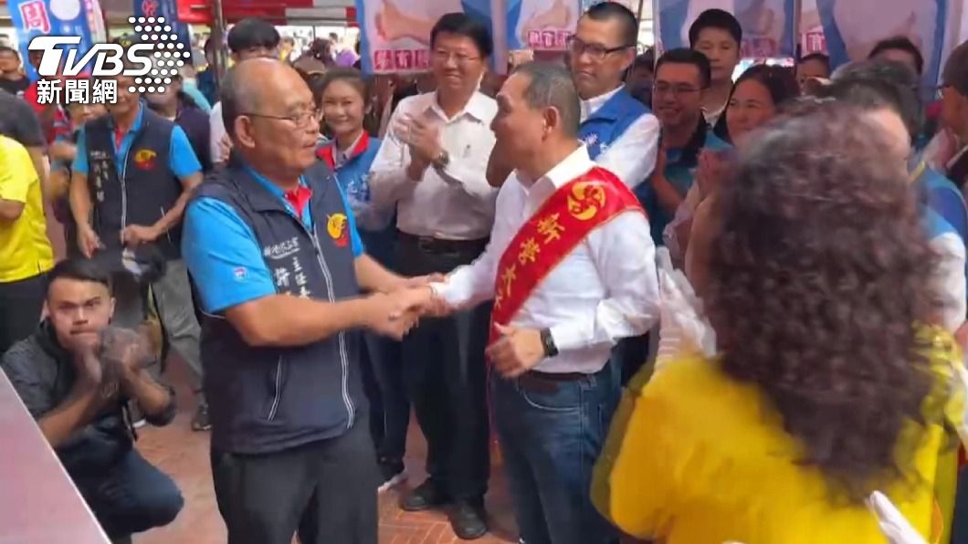 侯友宜到場 主委穿主委背心(圖/TVBS)