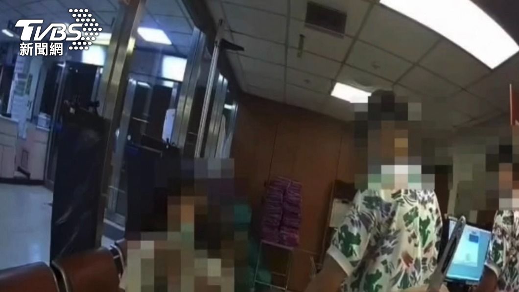 男嬰發高燒「臉色慘白」家長急攔警車 6分鐘火速送醫