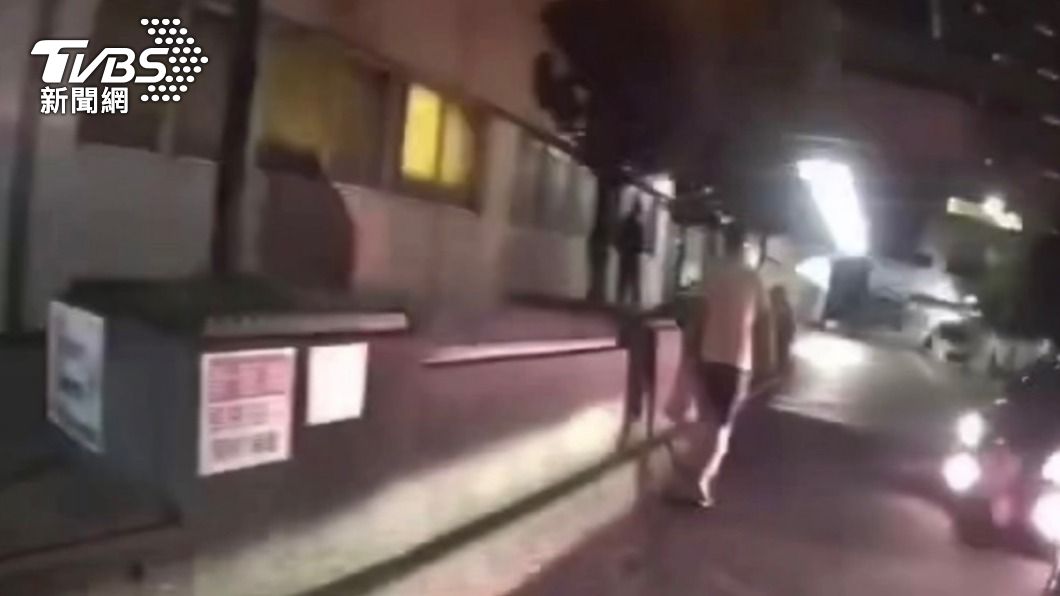 眼見男嬰情況危機,警方二話不說立刻駕駛巡邏車鳴警笛開道。(圖/TVBS)