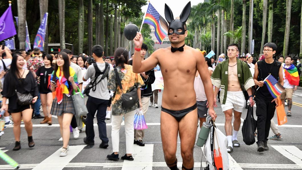 第21屆台灣同志遊行今(28日)於台北市政府前廣場登場。(圖/胡瑞麒攝)