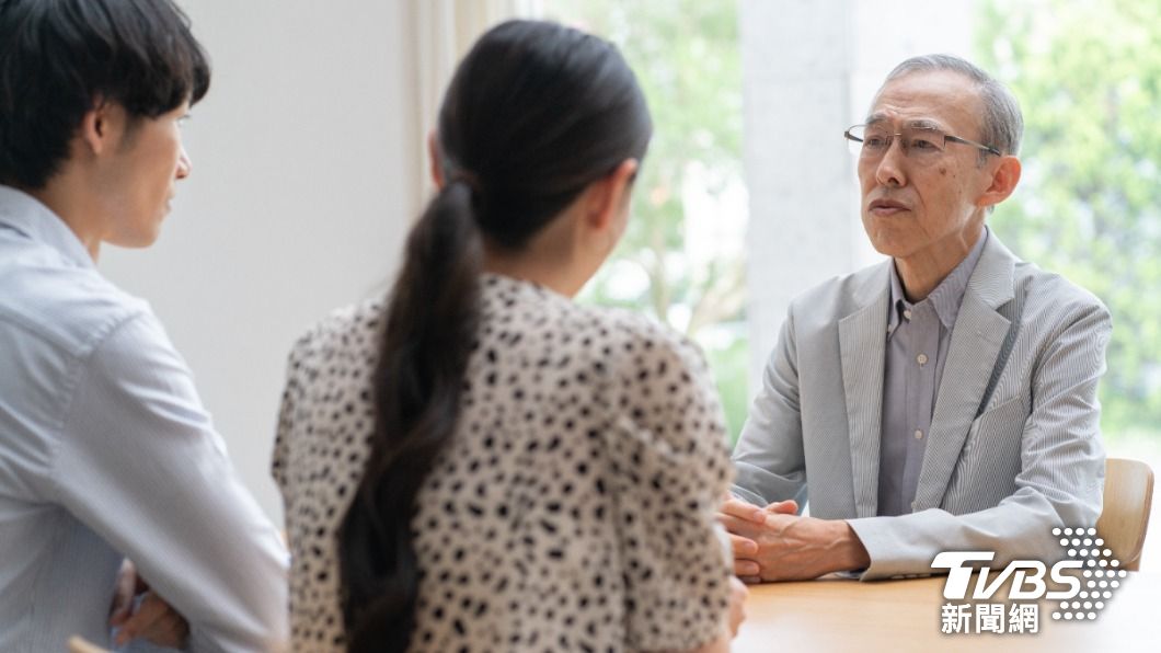 網友勸原PO爲了財產搬去和公婆家住。(示意圖/shutterstock達志影像)