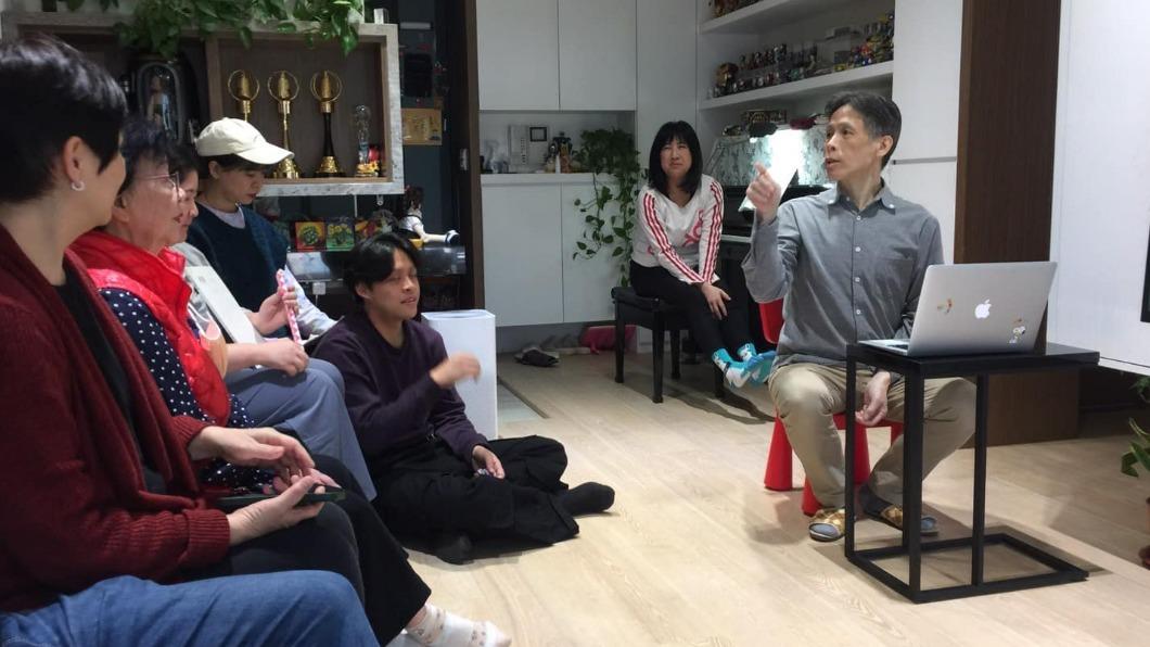 詹啟聖(右)常會跟家人講道。(圖/翻攝自詹怡宜臉書)