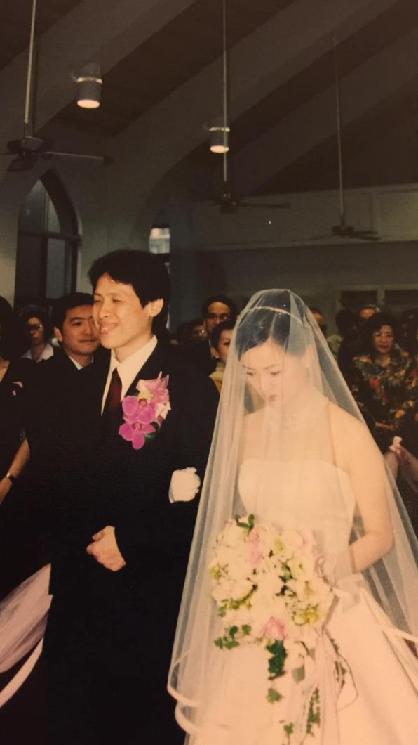 詹啟聖(左)擔任詹怡宜的婚禮主持人。(圖/翻攝自詹怡宜臉書)