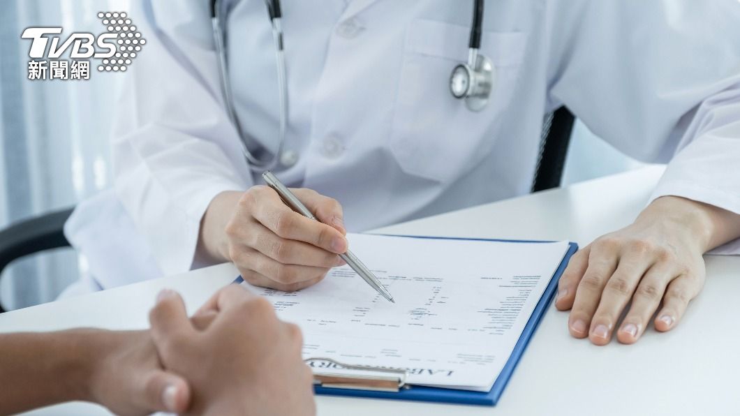 李女在看見健檢報告「紅字一堆」後,急忙就醫瞭解詳細情況。(示意圖,非當事人/shutterstock達志影像)