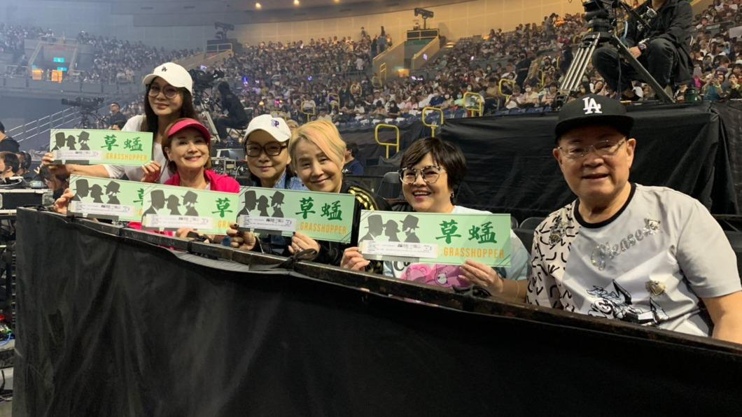 陳美鳳(左起)、向娃、張瓊姿、李明依、紀寶如及劉福助一起力挺草蜢高雄演唱會。(圖/開麗娛樂提供)