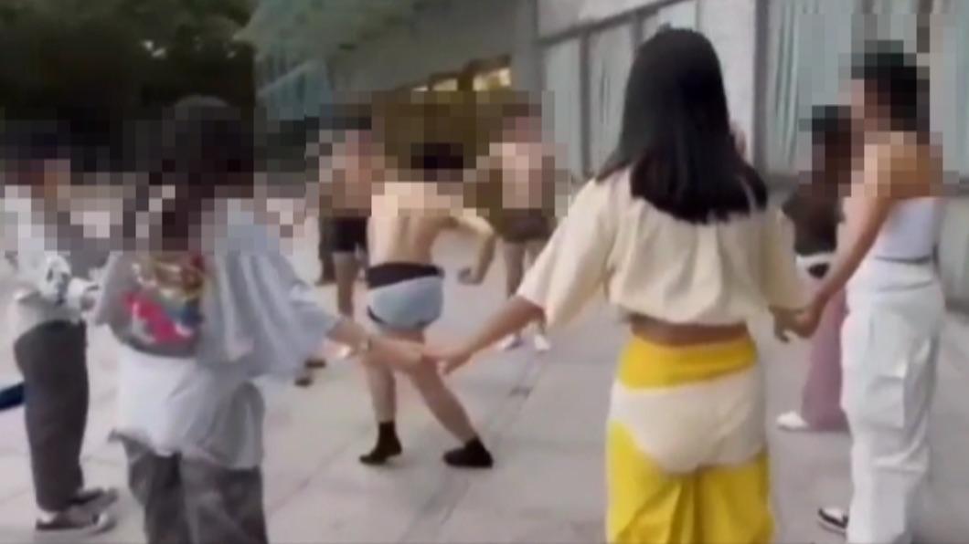 女生也在外褲上套了白色內褲。(圖/翻攝自Dcard)