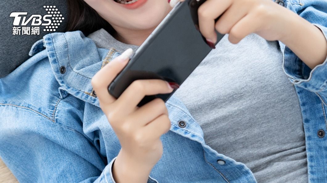 躺著玩手機小心手滑砸臉上！恐怖案例曝「眼球出血還骨折」