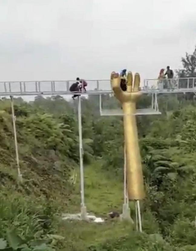 玻璃橋位於15公尺高,下面就是山谷。(圖/翻攝自畫面)