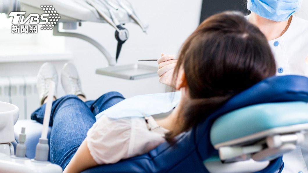女子躺著滑手機不小心砸斷牙。(示意圖/Shutterstock達志影像)